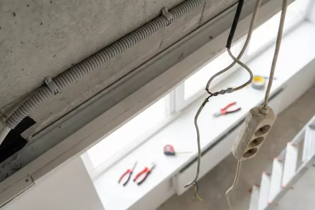 Безопасная проводка под натяжным потолком в гофре
