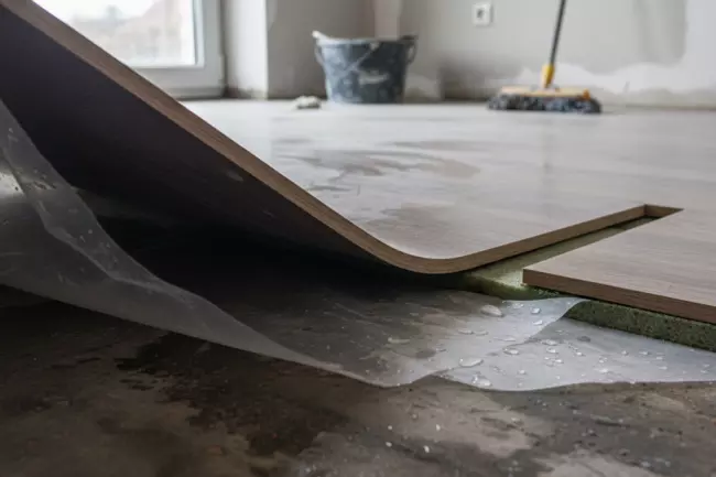 Вздутие ламината из-за влажного основания