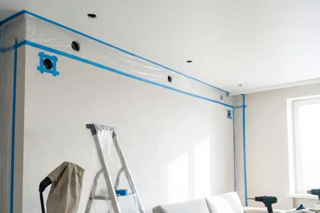 Защита обоев при монтаже натяжного потолка