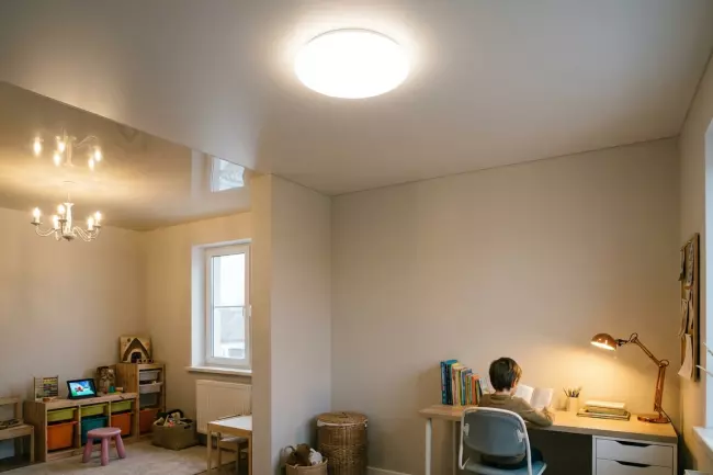 Потолок в детской: безопасные материалы и освещение