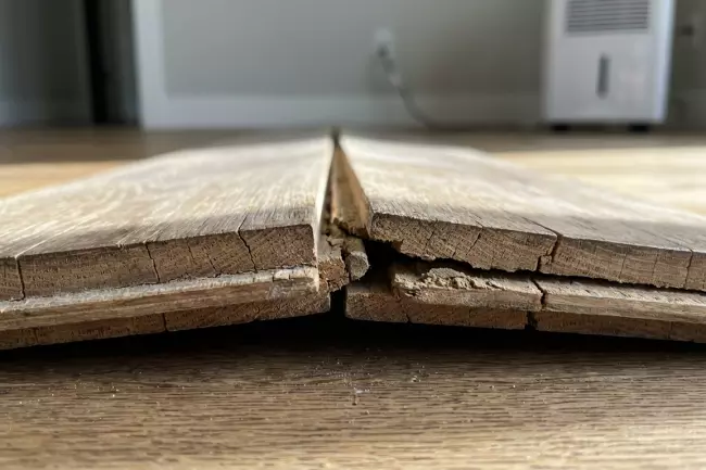 Поломка замков паркетной доски из-за влажности