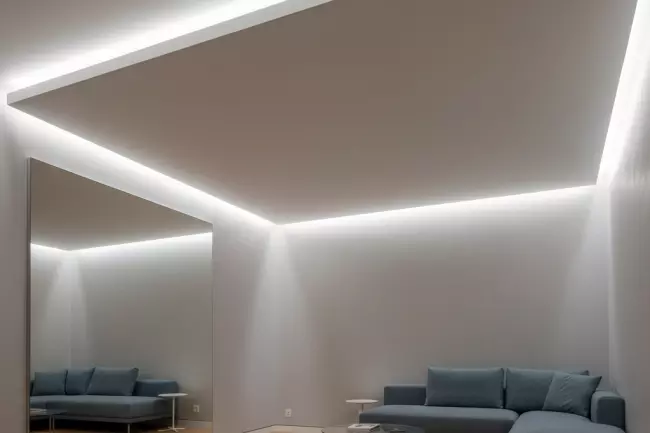 Освещение и отражения для визуального расширения потолка