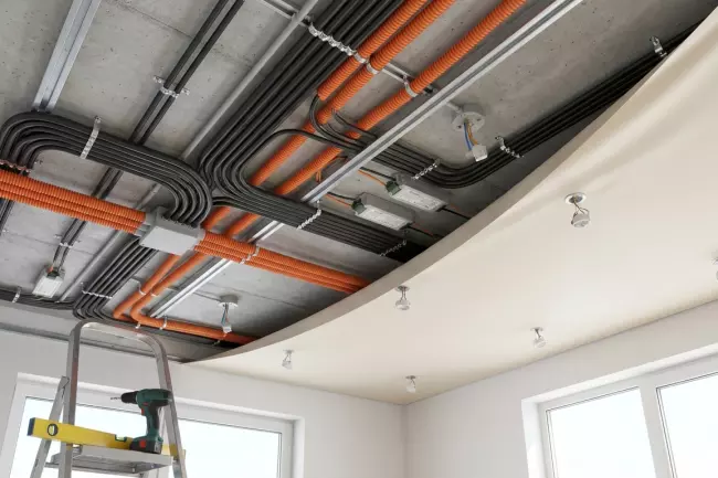 Требования к электропроводке под натяжным потолком