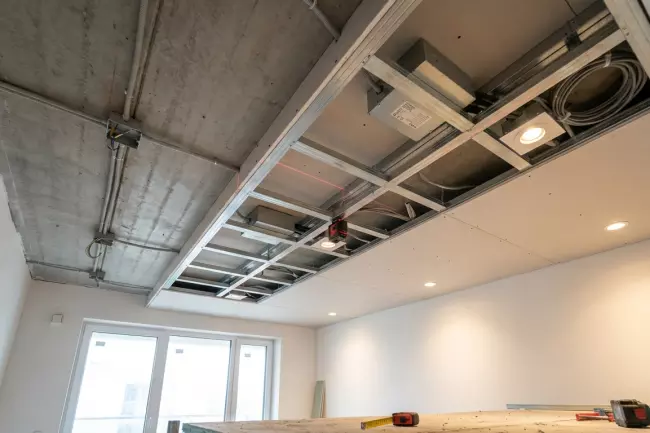 Выбор уровня потолка под точечное освещение