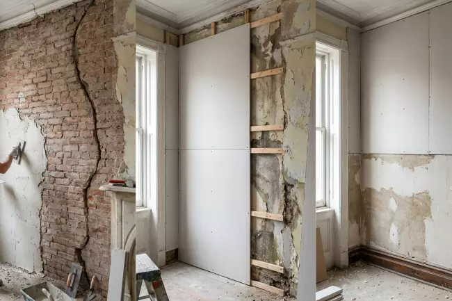 Выбор метода выравнивания стен в старом доме