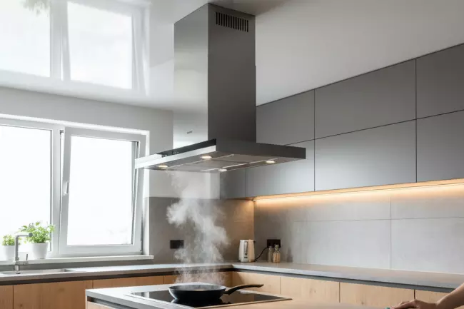 Натяжной потолок на кухне: выбор материала и фактуры