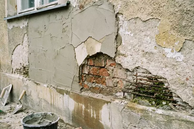 Причины осыпания стен и укрепление ошибок