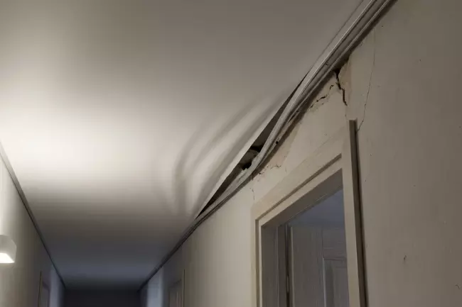 Ошибки монтажа натяжного потолка в коридоре