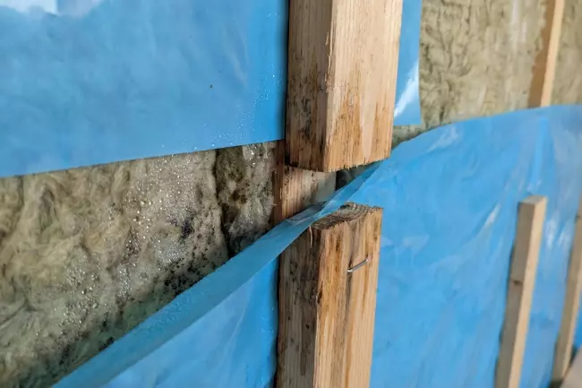 Отсутствие нахлёста пароизоляции: щели и увлажнение утеплителя