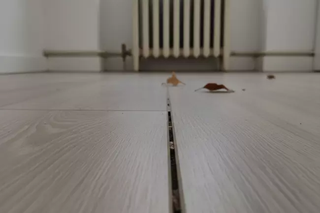 Расхождение швов ламината из-за сухого воздуха