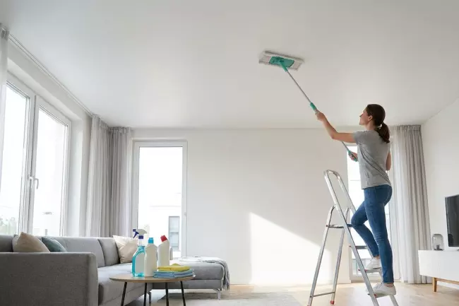 Уход за натяжным потолком после ремонта