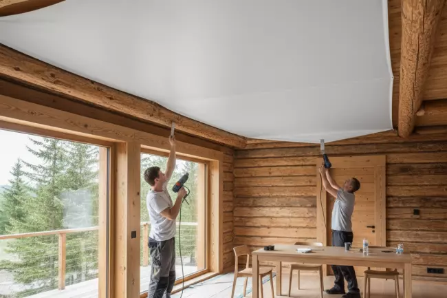 Полотна для натяжных потолков в деревянном доме