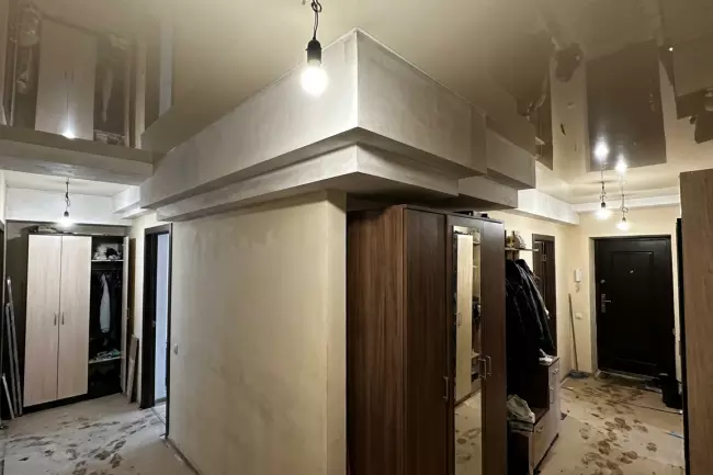 Материалы и дизайн потолка в прихожей