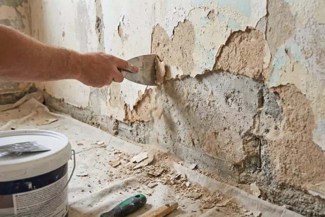 Подготовка стен под тяжёлые покрытия без ошибок