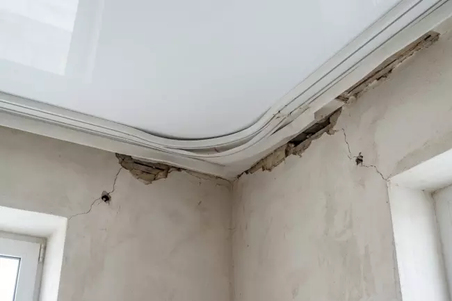 Решения для натяжного потолка при кривых стенах