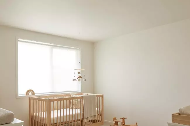 Практичные материалы потолка детской по возрасту