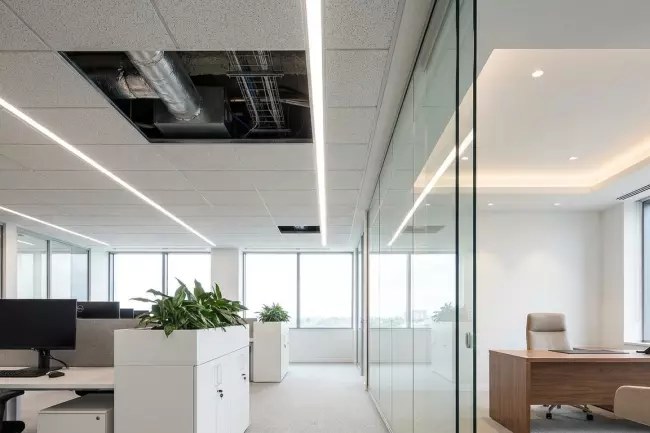 Потолок в офисе: нормы, акустика, освещение, доступ к инженерии