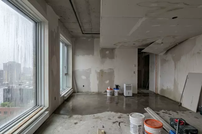 Ошибки раннего монтажа потолка в новостройке