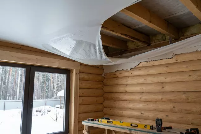 Ошибки монтажа натяжного потолка в загородном доме