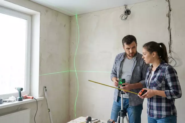 Решения натяжного потолка при неровных стенах