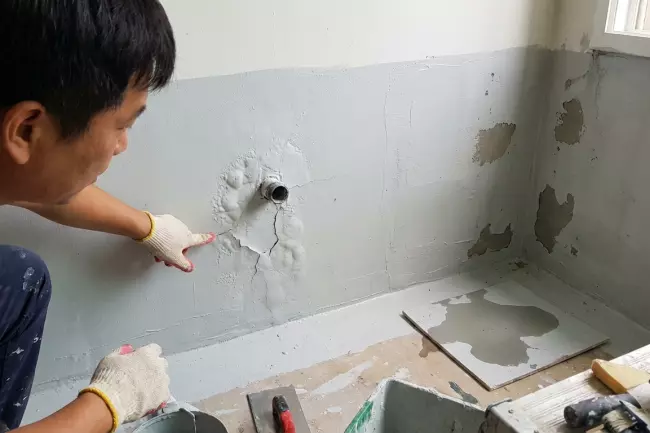 Проверка качества гидроизоляции стен квартиры