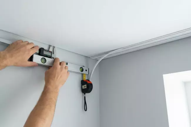 Проверка температурных зазоров натяжных потолков