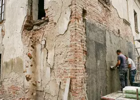 Осыпаются стены — причины и способы укрепления