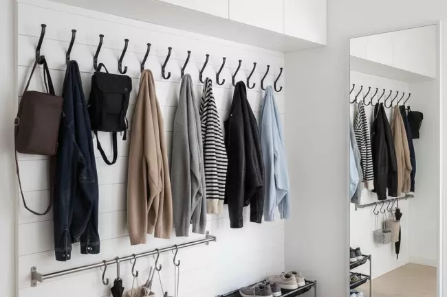 Вертикальное хранение в узкой прихожей