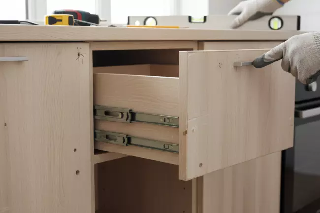 Ошибки сборки мебели: направляющие, петли, перекосы