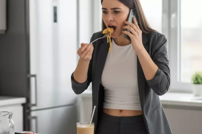 Вздутие живота от быстрой еды и сочетаний продуктов