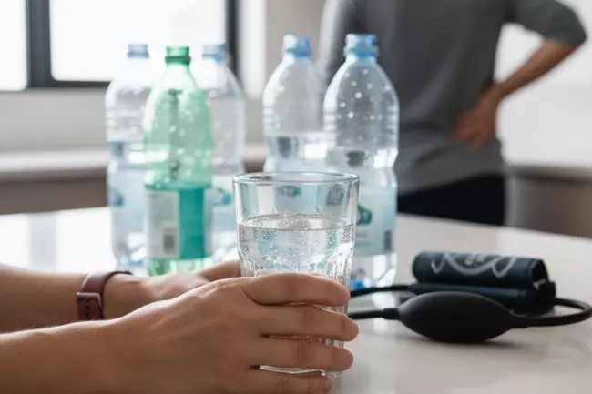 Польза и вред регулярного питья минералки