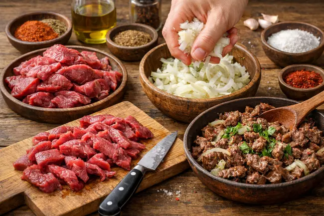 Говядина по-грузински с луком и специями