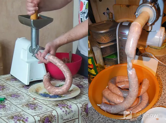 Домашние куриные купаты, наполнение оболочки фаршем