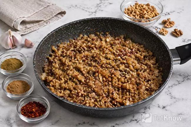 Обжарка лука с чесноком, специями и орехами для лобио