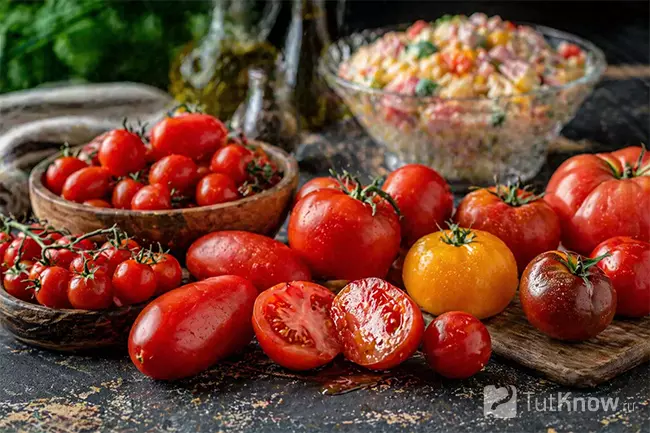 Разные сорта томатов для салата с ветчиной и кукурузой