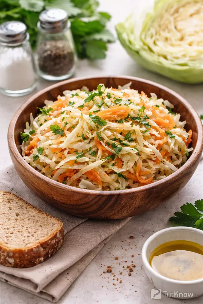 Салат из капусты, моркови и уксуса