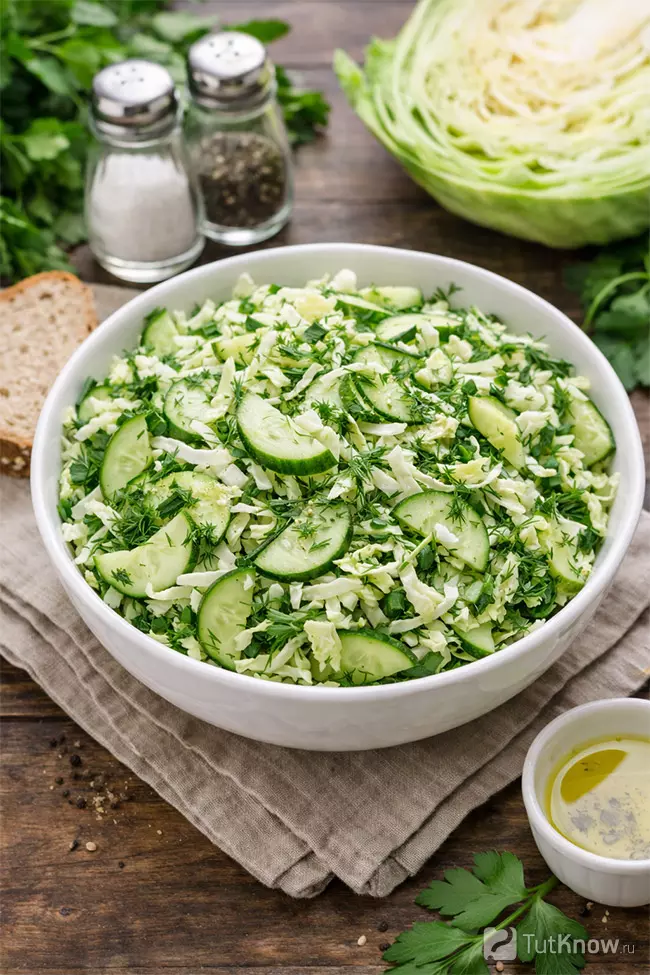 Салат из капусты, огурца и зелени
