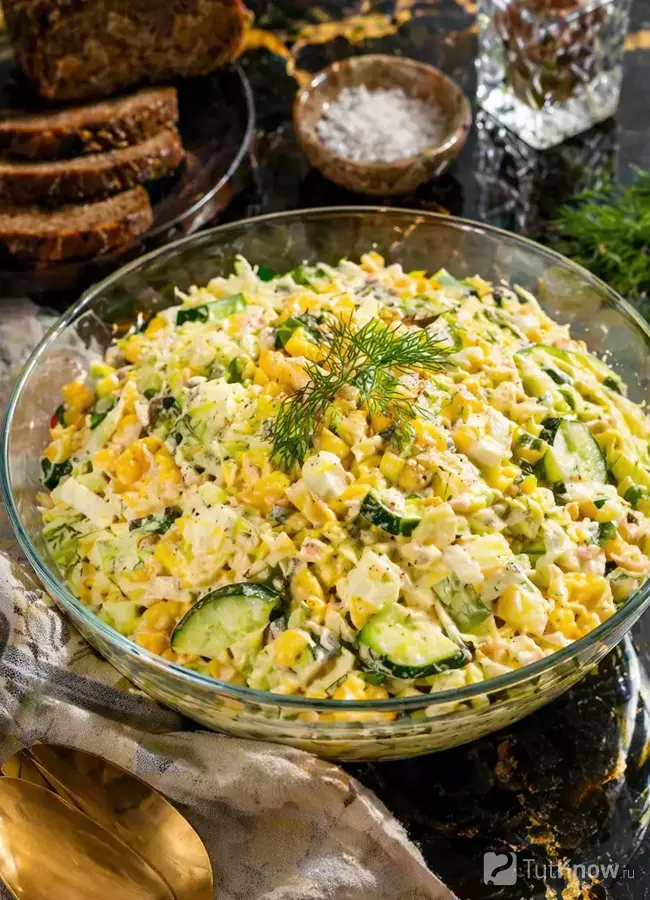 Салат из капусты, кукурузы и яйца