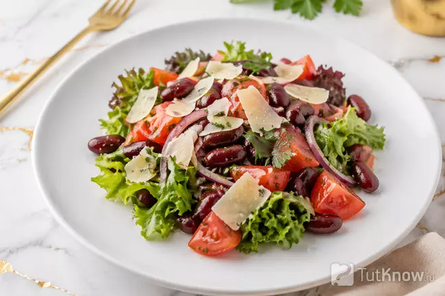 Салат из красной фасоли, помидоров и пармезана