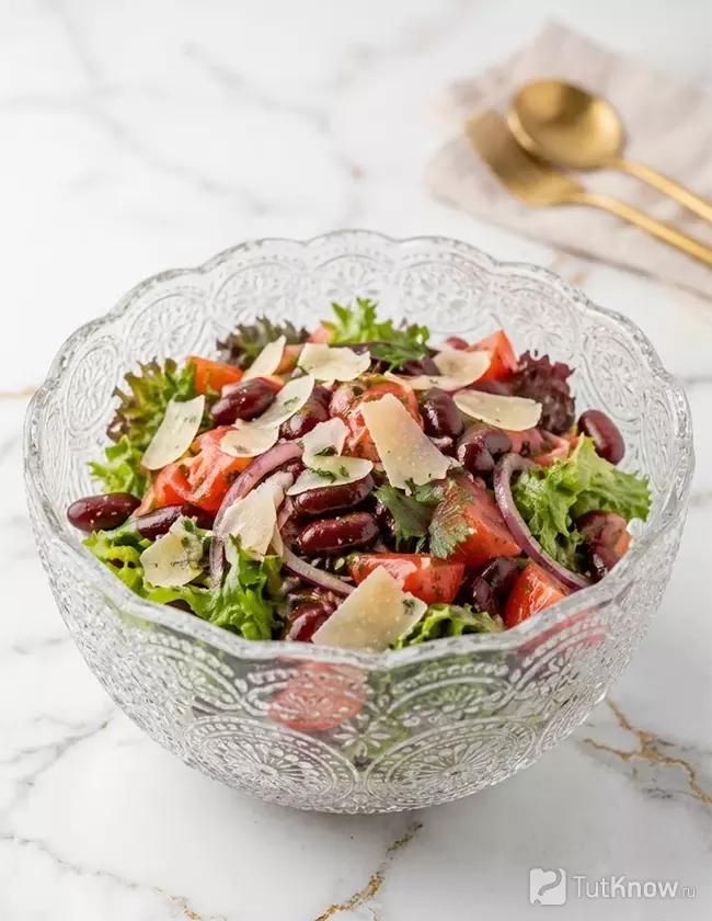 Простой салат из красной фасоли, помидоров и пармезана