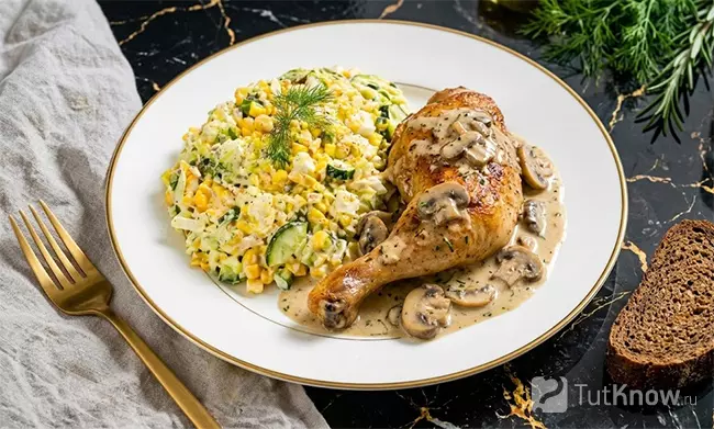 Салат из капусты, кукурузы и яйца с курицей порционная подача