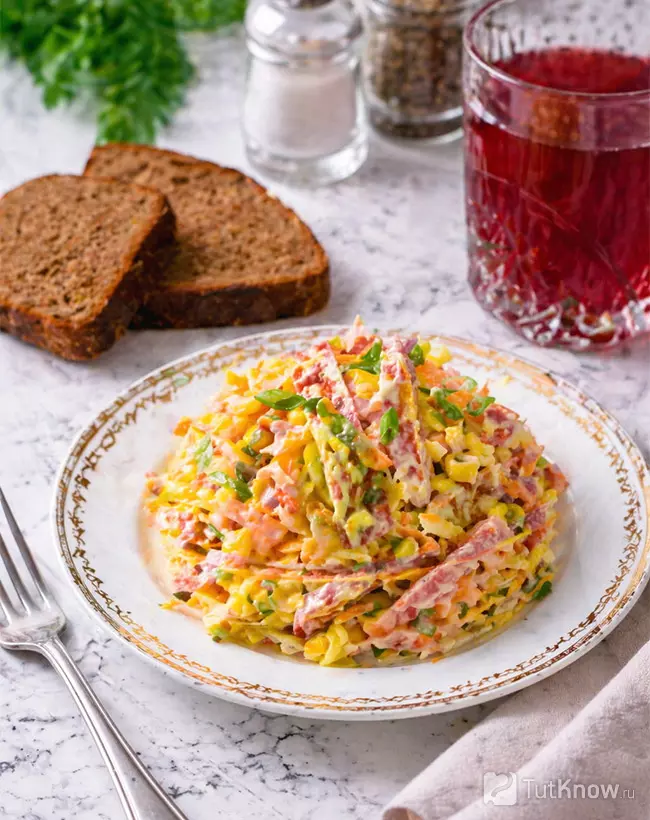 Готовый вкусный салат с варено-копченой колбасой и сыром