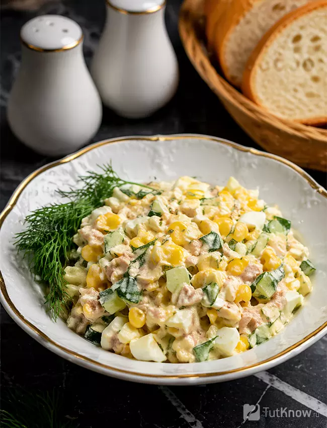 Готовый салат с тунцом, огурцами, яйцами и кукурузой