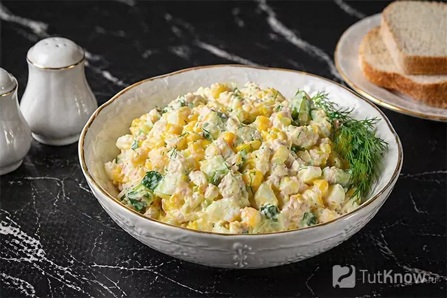 Простой салат с тунцом, огурцами и кукурузой
