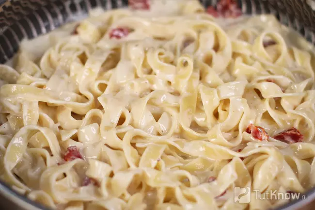 Паста фетучини в сливочном соусе с вяленными томатами