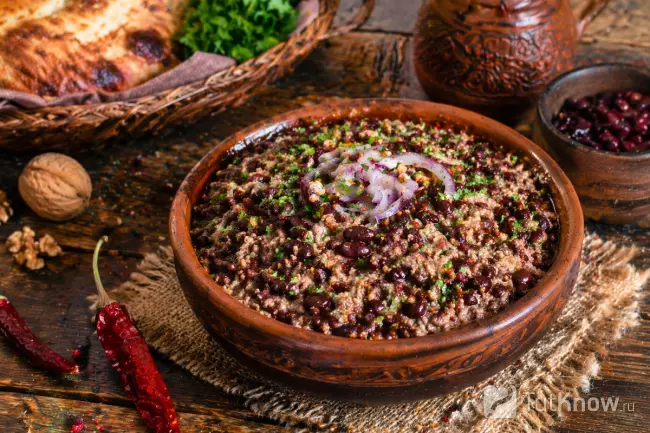 Аутентичная подача лобио по-грузински на деревянном столе