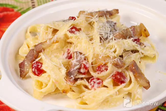 Паста фетучини с вялеными томатами и обжаренным салом