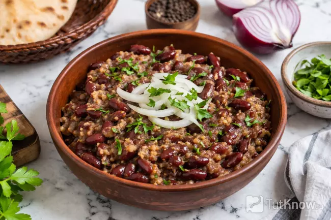 Традиционная подача лобио из красной фасоли