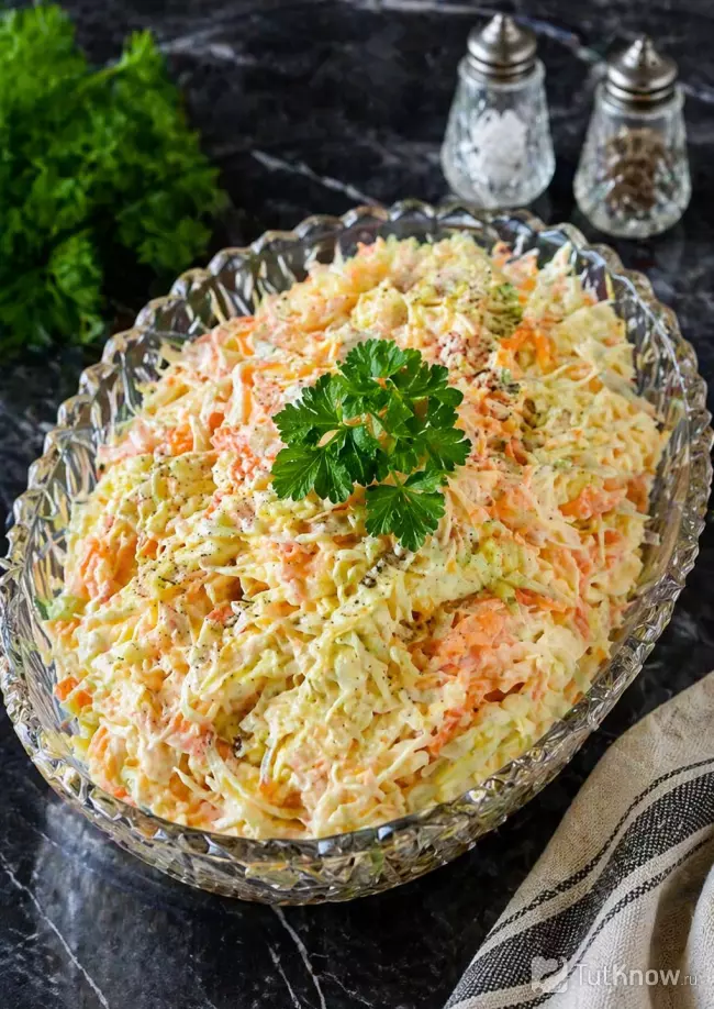 Салат из капусты, яблока и моркови