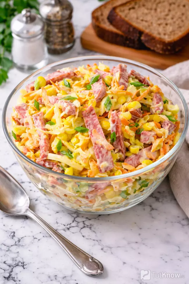 Салат с копченой колбасой, сыром и яйцом